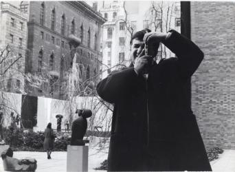 Emilio Scanavino al MoMA Museum of Modern Art, New York, 1961, Foto Archivio Scanavino | Emilio Scanavino, MoMA Museum of Modern Art, New York, 1961, Photo Archivio Scanavino