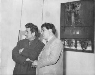 Alberto Burri e Scanavino alla sua mostra personale, Galleria Selecta, Roma, Aprile 1957 | Alberto Burri and Scanavino at Scanavino’s solo exhibition, Galleria Selecta, Rome, April 1957