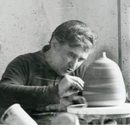 Emilio Scanavino mentre lavora nel suo studio dedicato alla ceramica, Calice Ligure (SV), fine anni ’60 | Emilio Scanavino at work in his ceramic studio, late 1960s